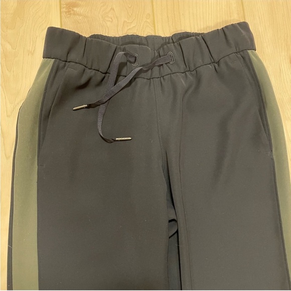 Lululemon On The Fly Pant Woven *Track Stripe
Black / Dark Olive, sz 2 - Picture 6 of 11